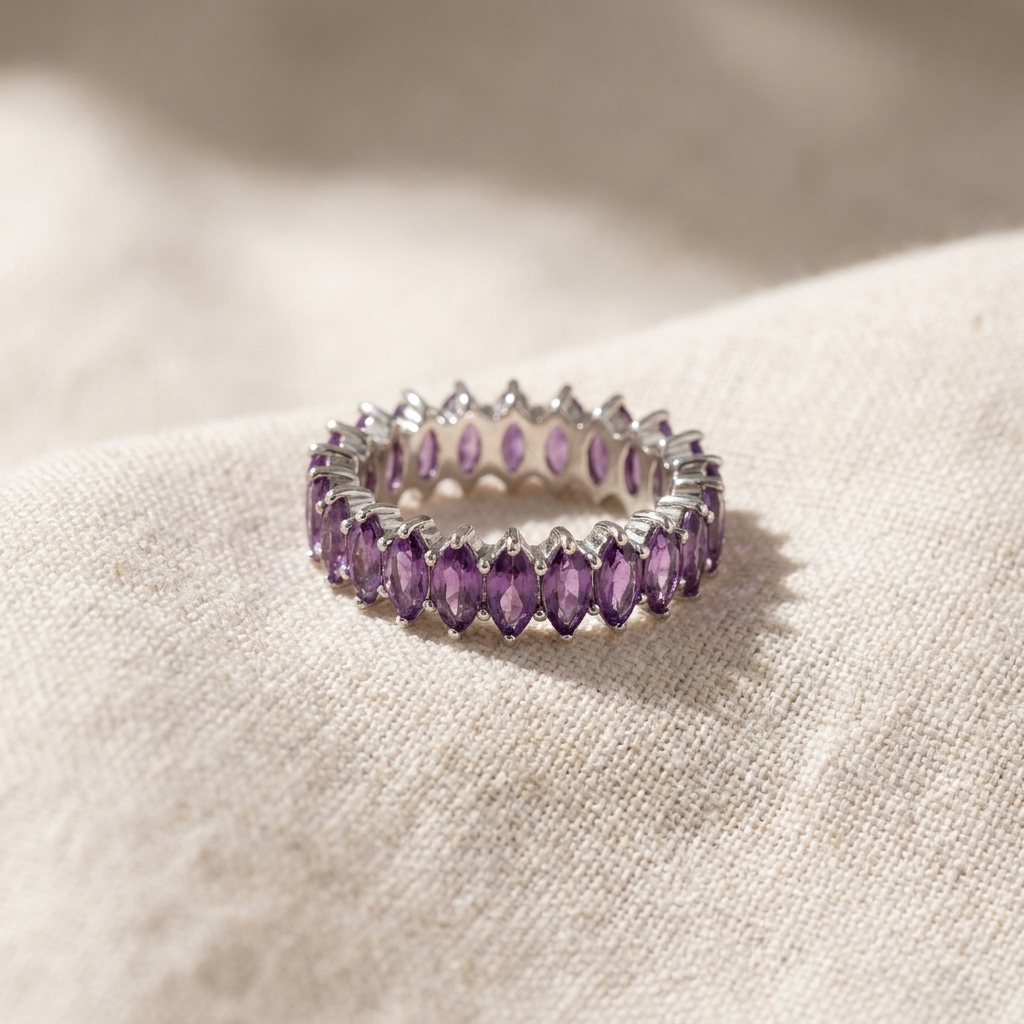 Memoire-Ring mit Steinen im Marquise-Schliff