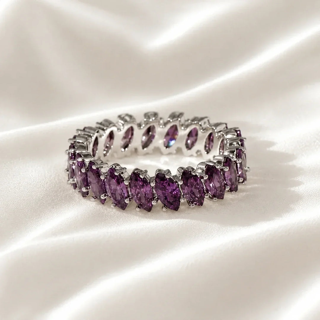 Memoire-Ring mit Steinen im Marquise-Schliff
