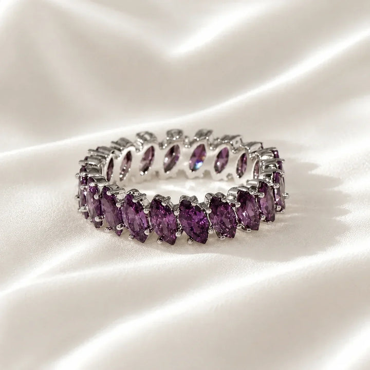 Memoire-Ring mit Steinen im Marquise-Schliff