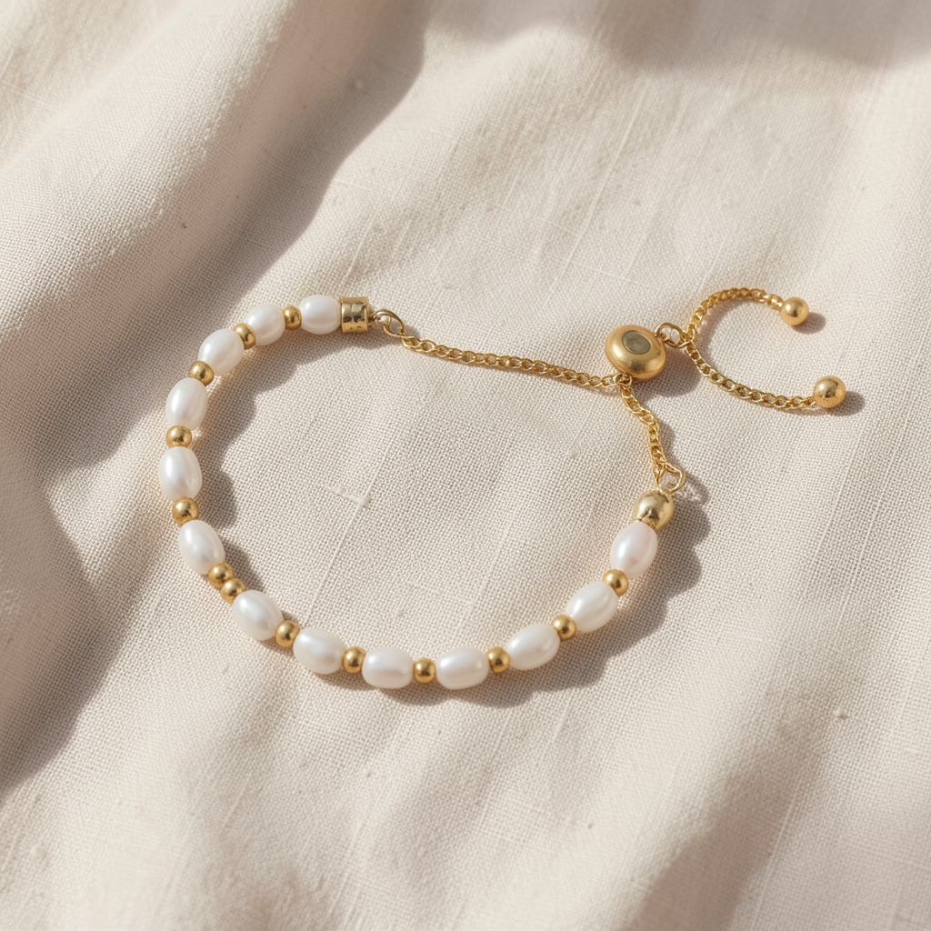 Elegantes goldenes Perlenarmband