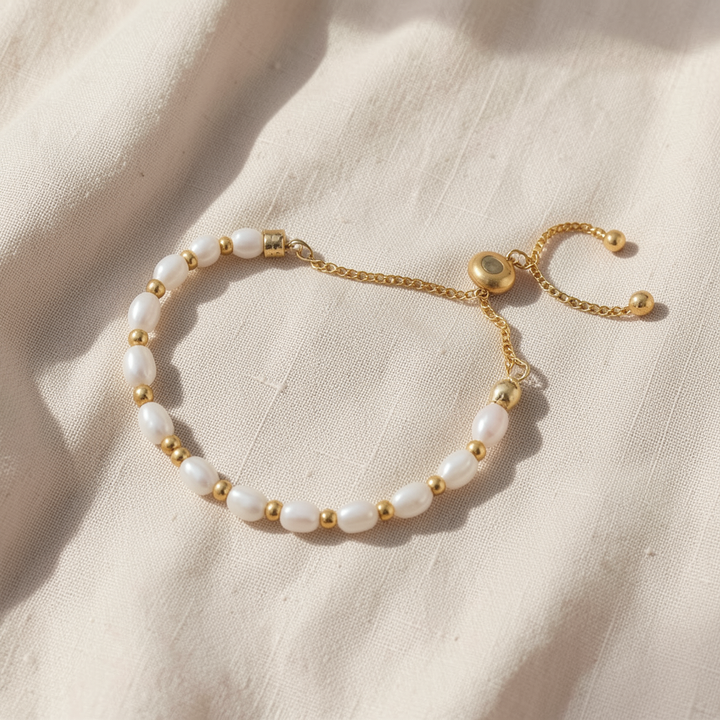 Elegantes goldenes Perlenarmband