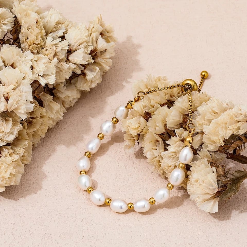 Elegantes goldenes Perlenarmband