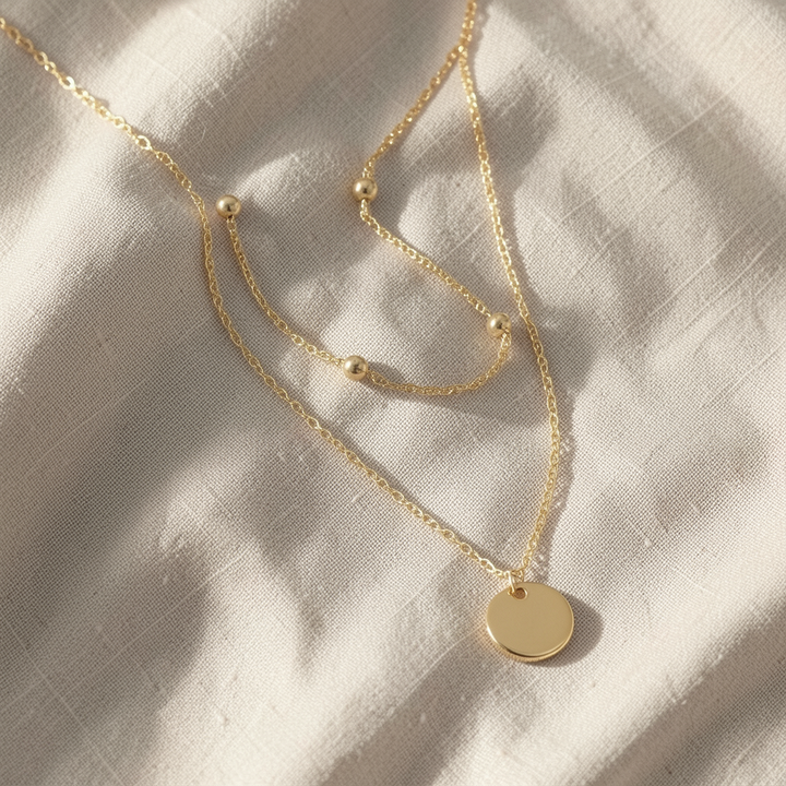 Zweireihige goldene Halskette mit Satelliten- und Münzkette