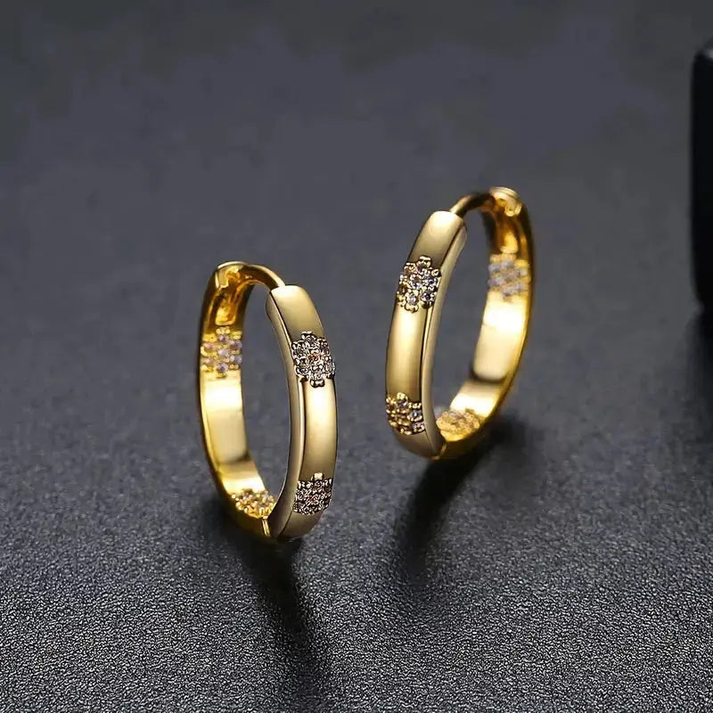 Goldene Creolen mit Blumenmotiv