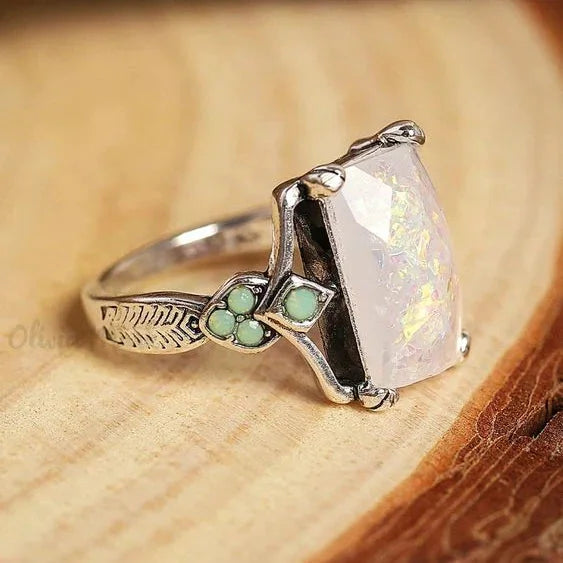 Silberring mit weissem Opal