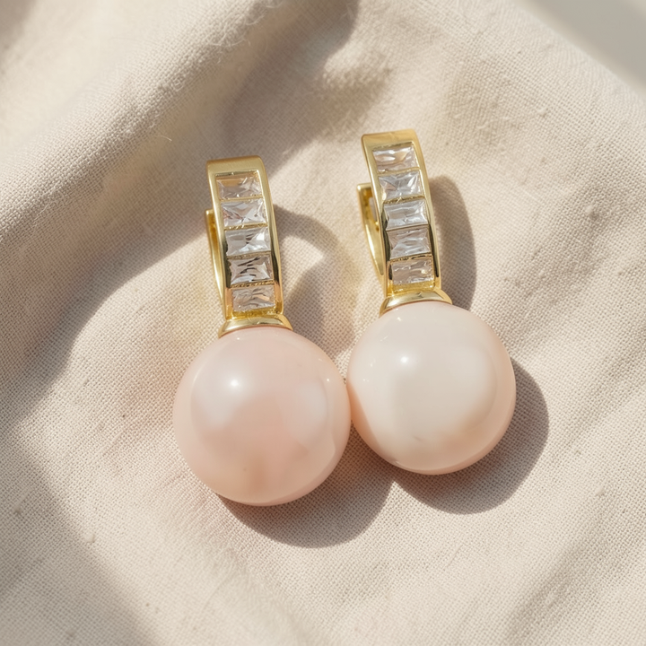 Goldene Ohrringe mit rosa Perlen und Zirkonia
