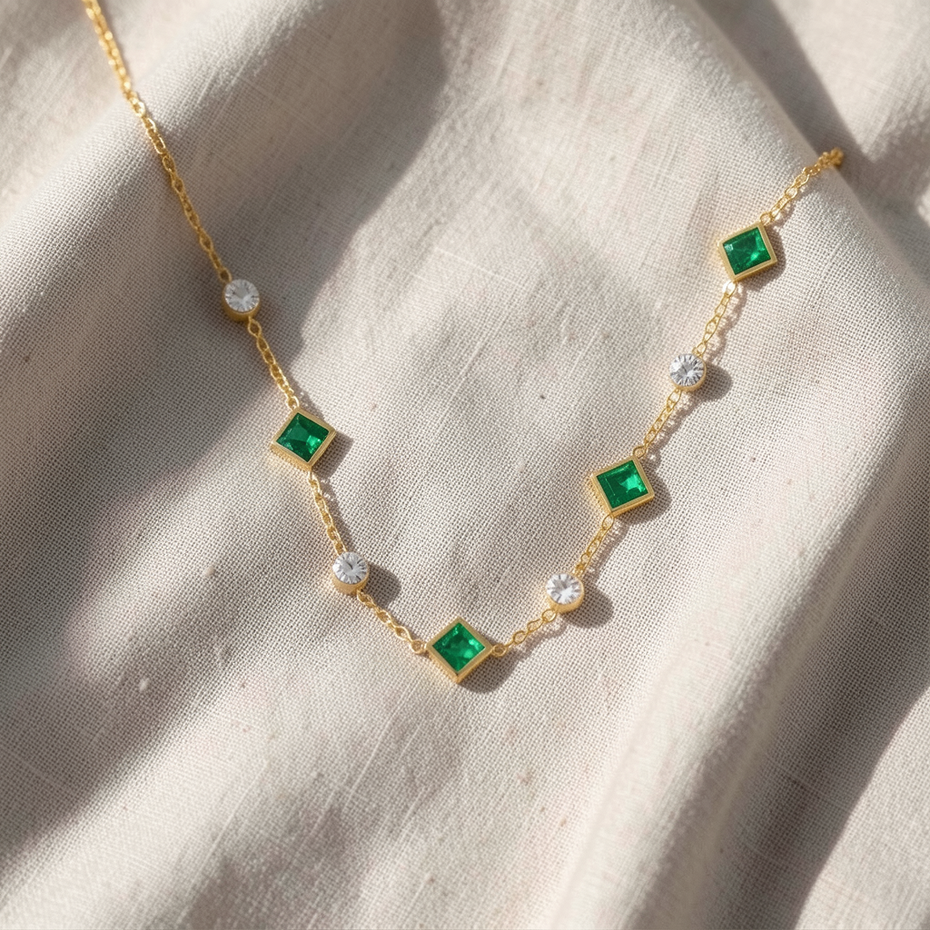Goldene Halskette mit quadratischem Smaragd und Kristallen