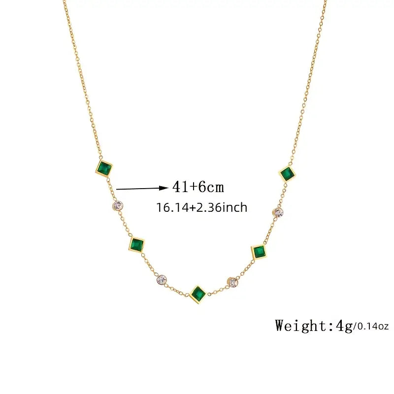 Goldene Halskette mit quadratischem Smaragd und Kristallen