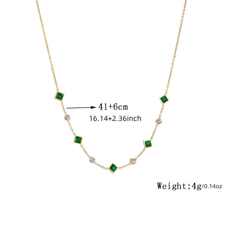 Goldene Halskette mit quadratischem Smaragd und Kristallen