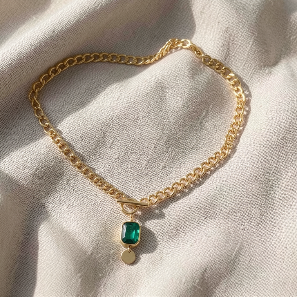 Massive goldene Gliederkette mit Smaragdanhänger