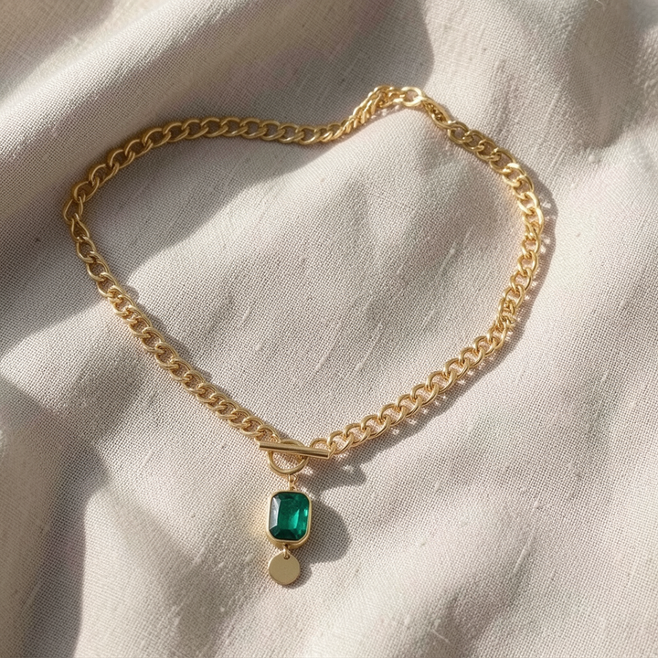 Massive goldene Gliederkette mit Smaragdanhänger