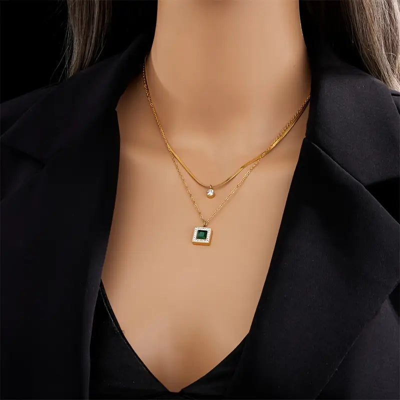 Zweireihige goldene Halskette mit quadratischem Smaragd und Halo