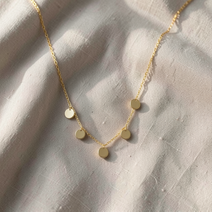 Zarte goldene Halskette mit Plättchen