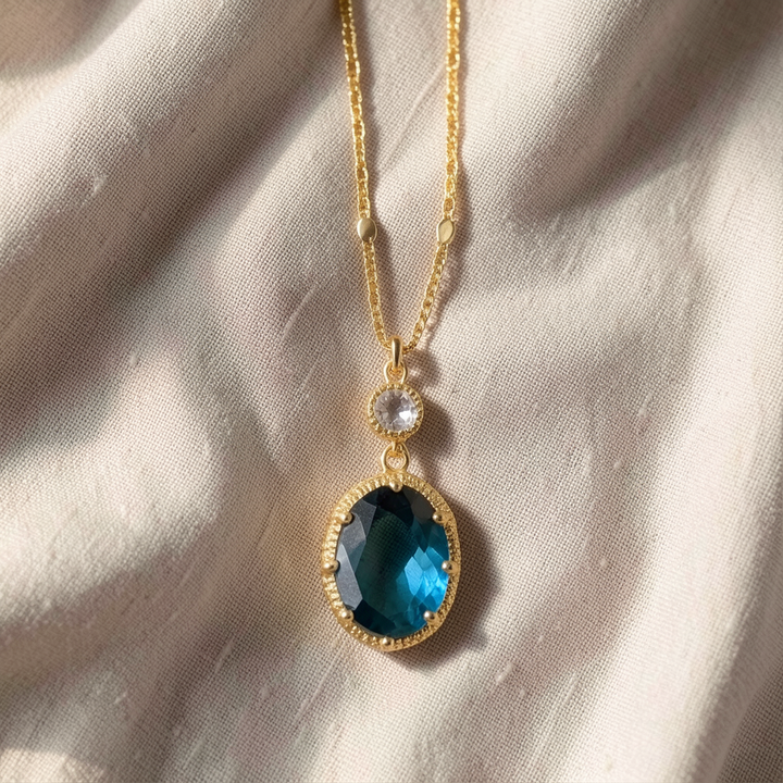 Goldene Halskette mit saphirblauem Stein