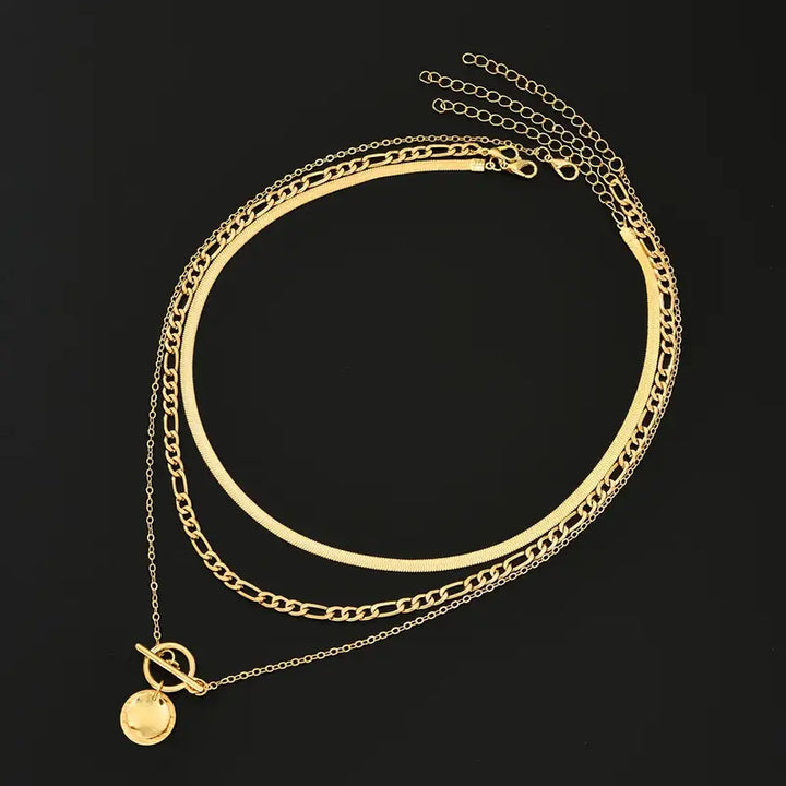 Set aus drei goldenen Halsketten – Fischgrät, Figaro und Muschelanhänger