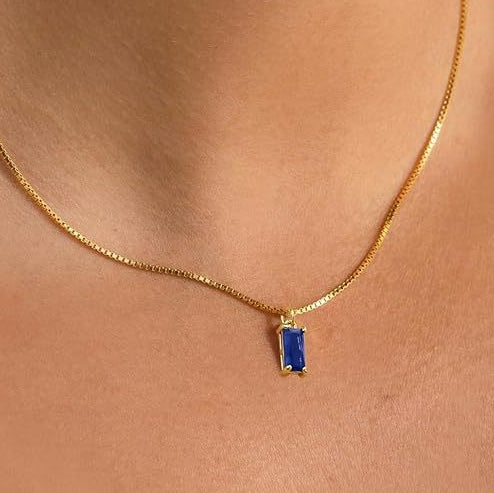 Minimalistische Anhängerkette mit Saphir | Weissgold