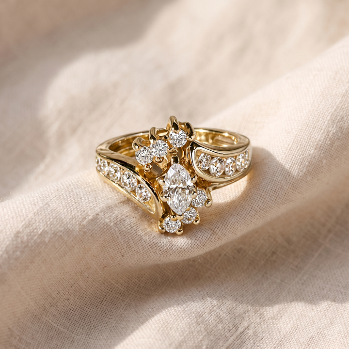 Vintage-Goldring mit eingelassenen Zirkonia