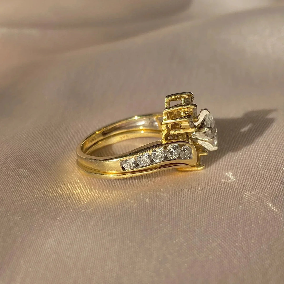 Vintage-Goldring mit eingelassenen Zirkonia