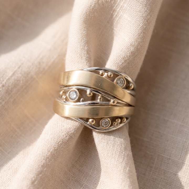 Gewellter Vintage-Goldring mit Zirkonia