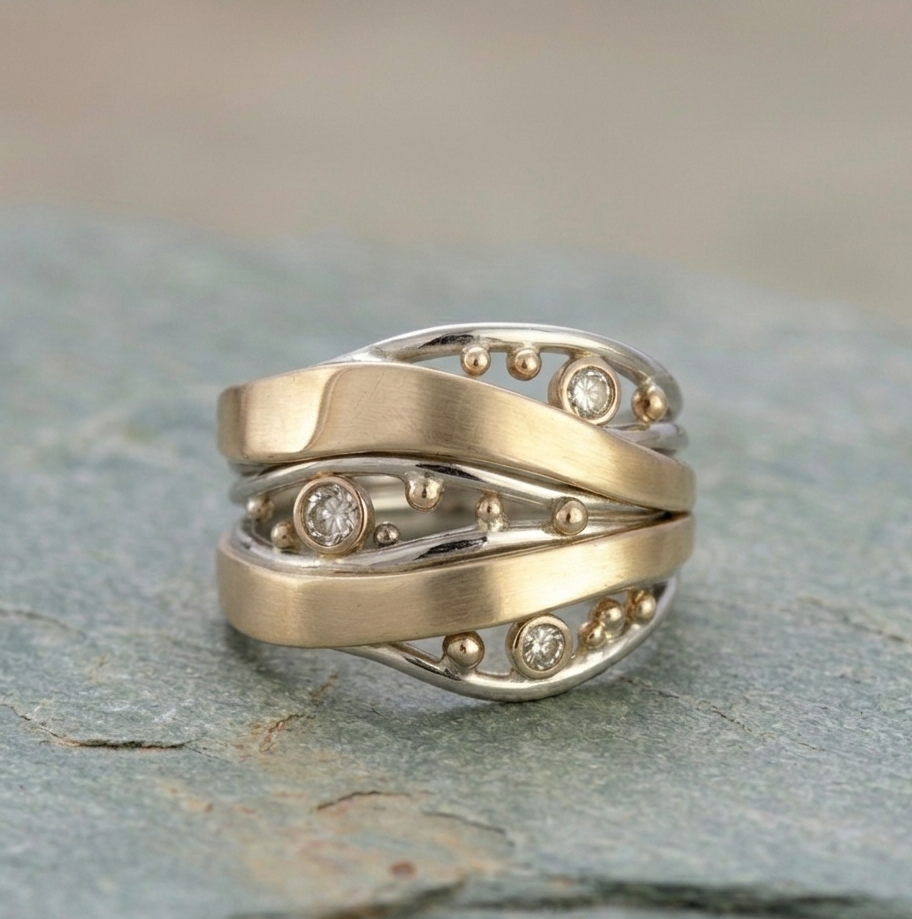 Gewellter Vintage-Goldring mit Zirkonia