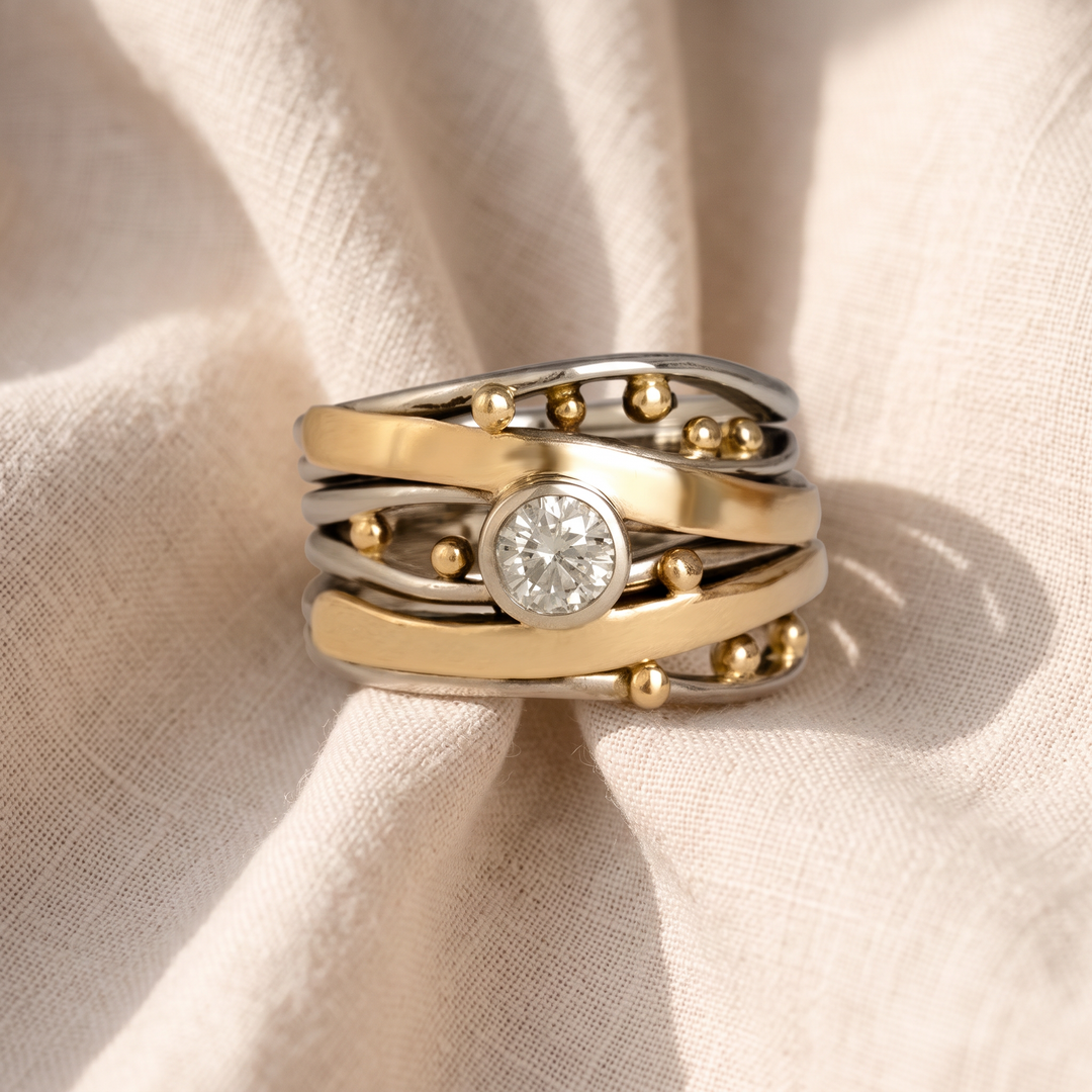 Königlicher Vintage-Goldring mit eingelassenen Zirkonia