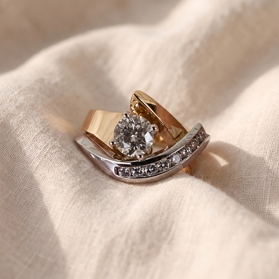 Unregelmässiger Vintage-Ring in Gold und Silber mit Zirkonia