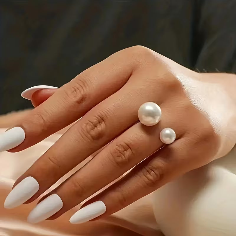 Eleganter verstellbarer Ring mit zwei Perlen