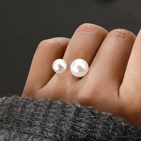 Eleganter verstellbarer Ring mit zwei Perlen