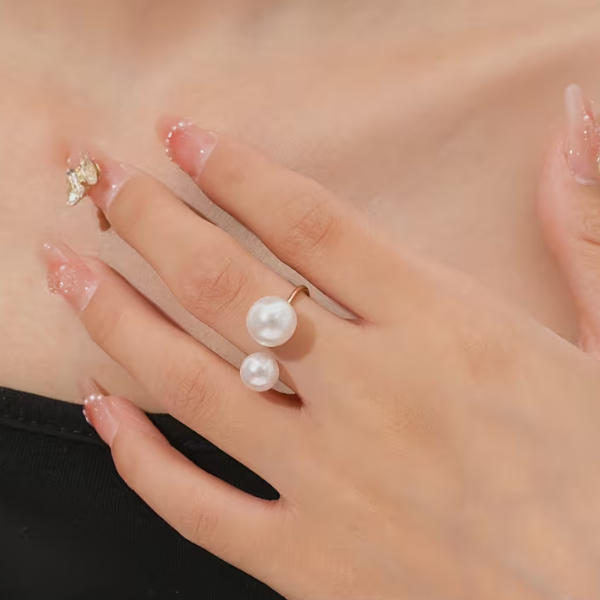 Eleganter verstellbarer Ring mit zwei Perlen